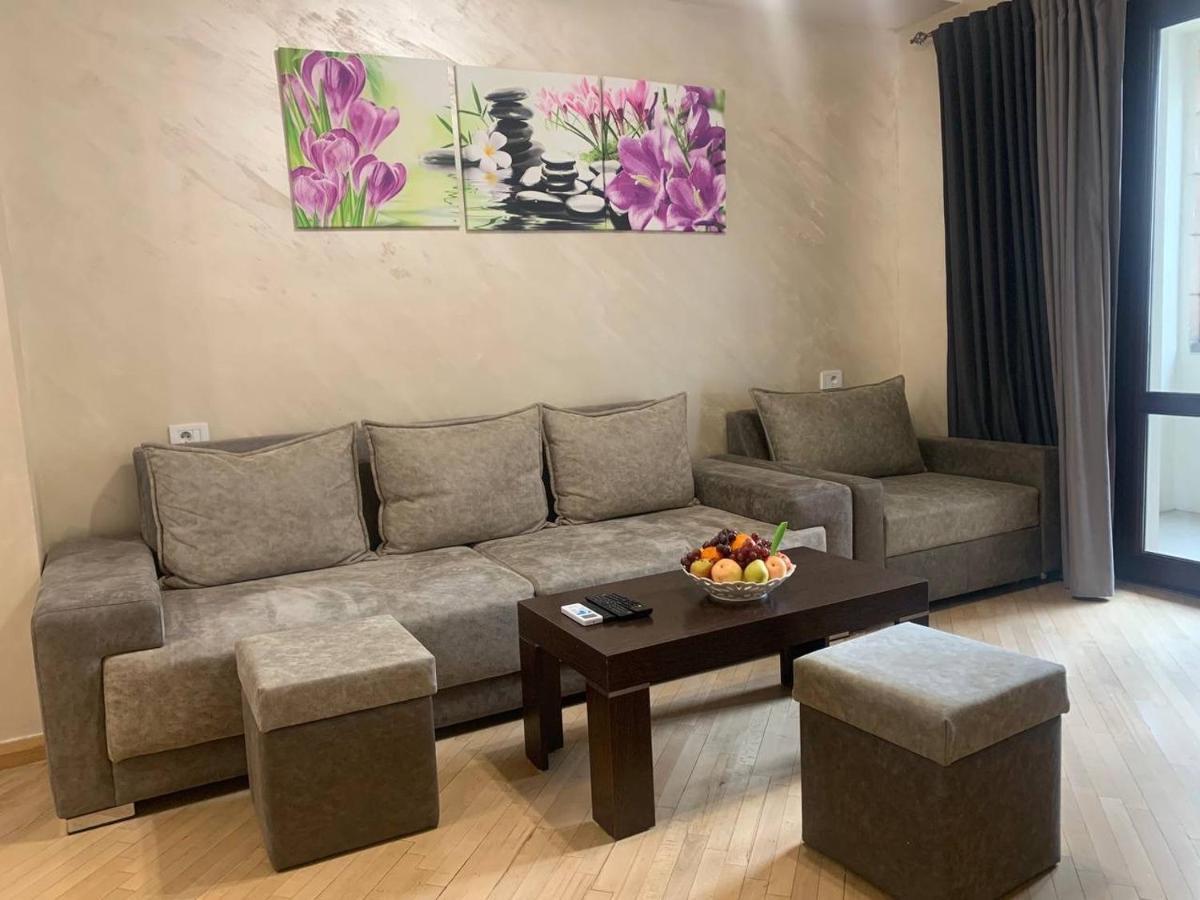 Comfortable Apartment In Center Jerevan Buitenkant foto