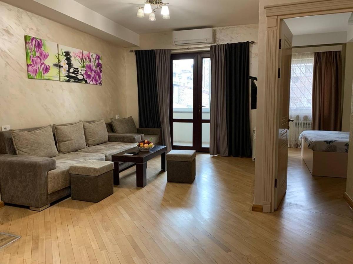 Comfortable Apartment In Center Jerevan Buitenkant foto