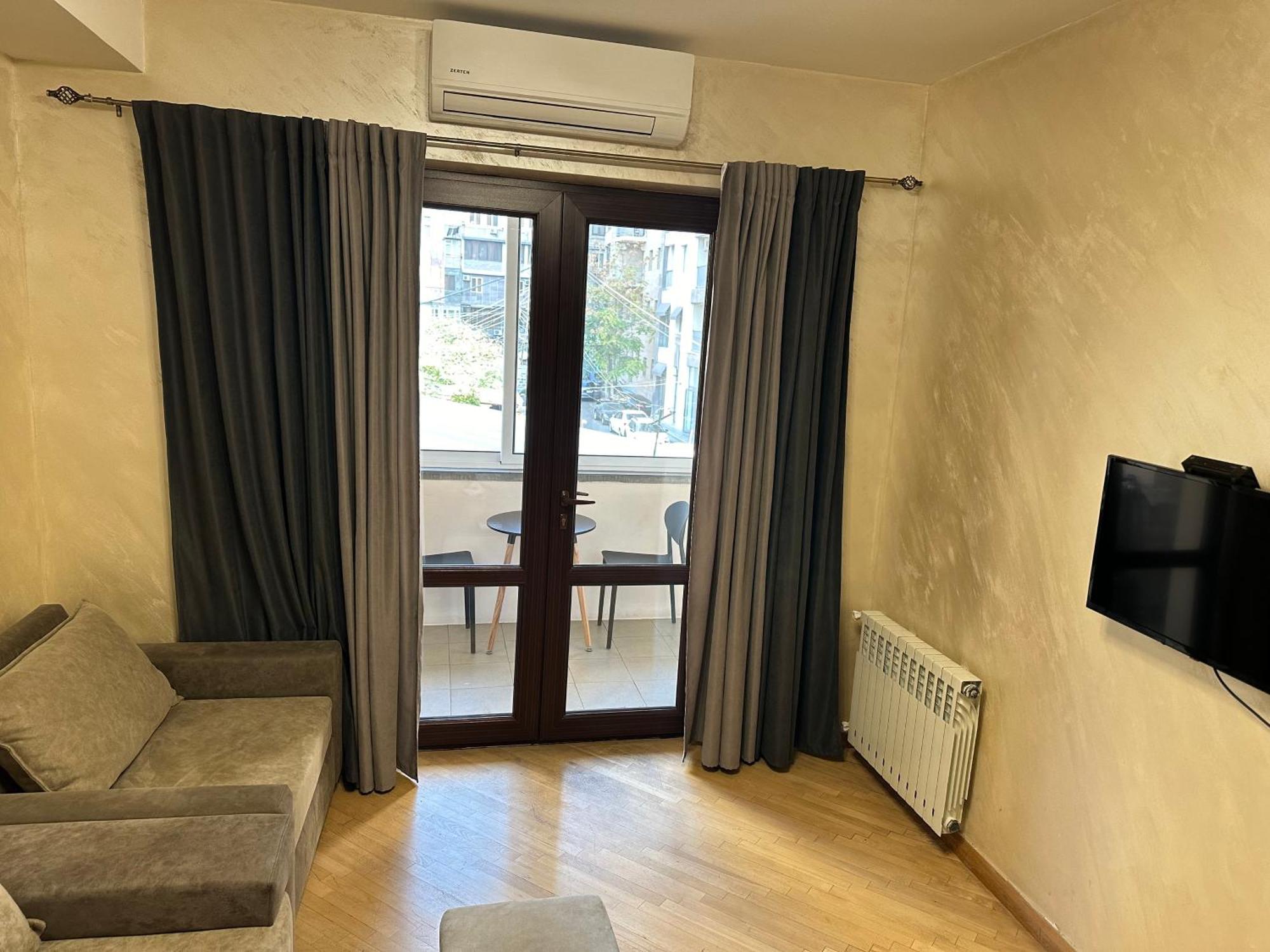 Comfortable Apartment In Center Jerevan Buitenkant foto